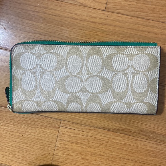 COACH shoulder bag and coordinating wallet - Picture 8 of 9